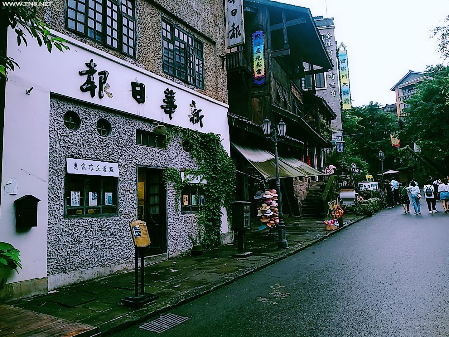 当我们直走的时候，可以看见很多古老的建筑和房子。在每个上面都有标志，可以看得很明白的。