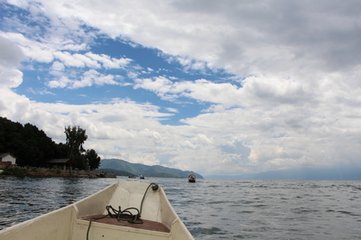 静静漂浮的猪槽船，在朝阳的照耀下更显梦幻。