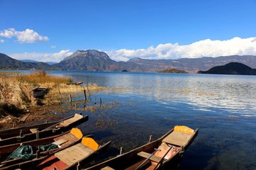 青山环绕着湛蓝的湖水，就像一块画板，透露着写意般的唯美。