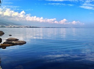 乘船深入湖中，这里有太多的美景等你去发现。