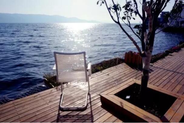 倘若有机会在洱海边的民宿住下，窗外一片干净蔚蓝，静静享受一顿完美的早餐，也是一大乐事。