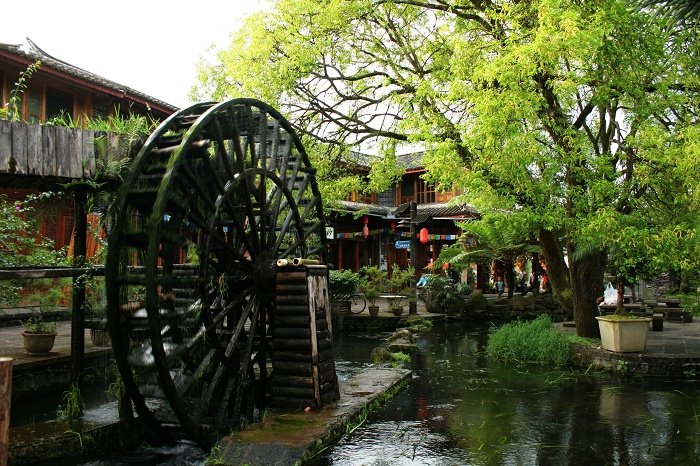 游一处风景，寻一处特色;见一处特色，悟一片心得。我们对大自然的尊重和敬畏,如果你能和此地人沟通结识,赋美景以人文,还自然以生命,你会觉得，还有比自然景观更深刻的领悟不同的水土养不同的人,都具有各自的优势和特点。