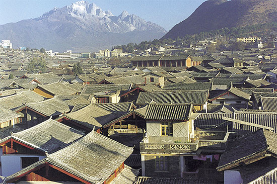 丽江古城地处滇、川、藏交通要塞，自古就是茶马古道上的重镇，被誉为“东方威尼斯”和“高原姑苏”。她是中国众多的历史文化名城当中唯一没有城墙的古城。