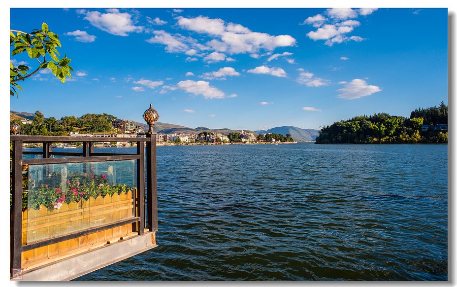 洱海顾名思义就是像耳朵一样的海，因其形状像一只耳朵，故名：洱海，洱海称之为海，其实就是一个小湖泊。