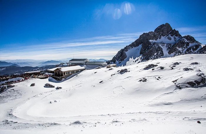 雪，是最讨人喜爱的，雪山更是让人感叹不已，而丽江最美最壮观的雪山就是国家级风景区：玉龙雪山，它矗立在丽江城北15公里处，因由北而南依次排列的十三座雪峰如巨龙腾空而得名。