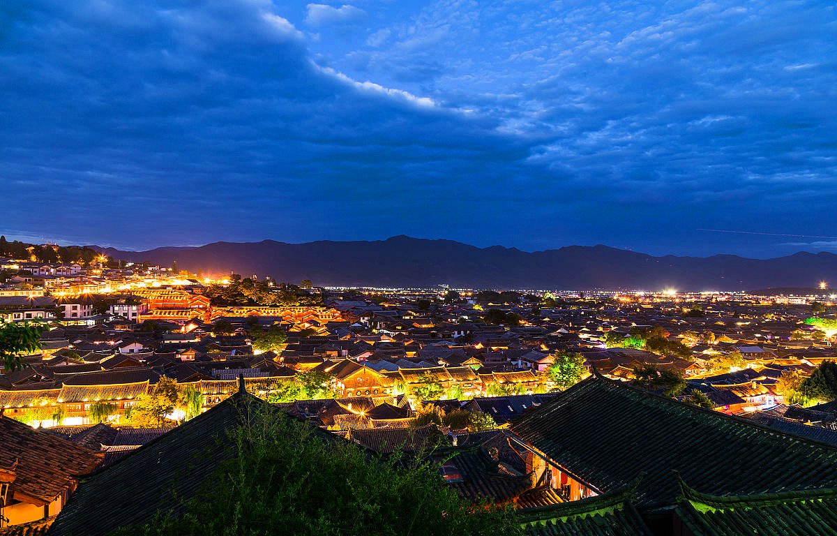 丽江古城是喧嚣的，你可以彻夜狂欢，也是宁静的，你可以坐在洒满阳光的院落发呆良久；这座充斥了爱与奇遇的风情古城，承载着满满的情意与感性。青石铺就的长巷，飘散着古城淡淡烟火，偶有行人悠闲走过，把恍惚的记忆，遗落在时光里，这就是闻着风都可以做梦的丽江古城。