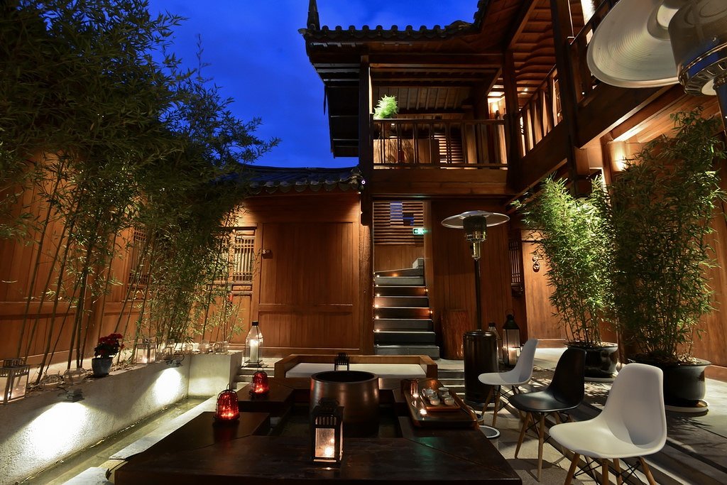 一个民间客栈中，虽没有喜来登的豪华，却也别有一番风味。客栈不大，大约十来间用石头彻成的小屋，不华丽倒也收拾得干净清爽。客栈的主人还给每间小屋起了名字，像什么“清风阁”，“莲花坞”等，确实十分有情趣。中间的花园内有个石亭，旁边种着一些不知名的花草，没有刻意的修剪，因此在这清香中又夹杂了几分随意和野性。