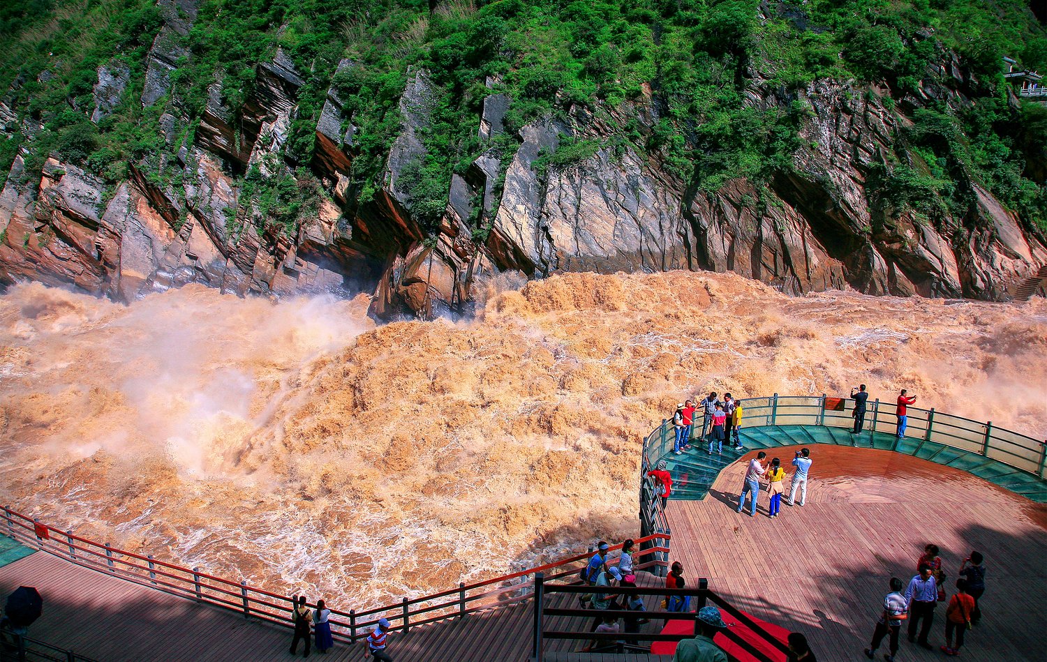 虎跳峡之江水，有如一条翻腾的恶龙。
在短短的十六公里峡谷内，就有十九个险滩、
七个跌水瀑布，落差共达二百多米。
浩荡之长江，在这里被挤成了一条小溪，要被掐断了。
虎跳峡之精华，则在“利剑”的锋尖——上虎跳。