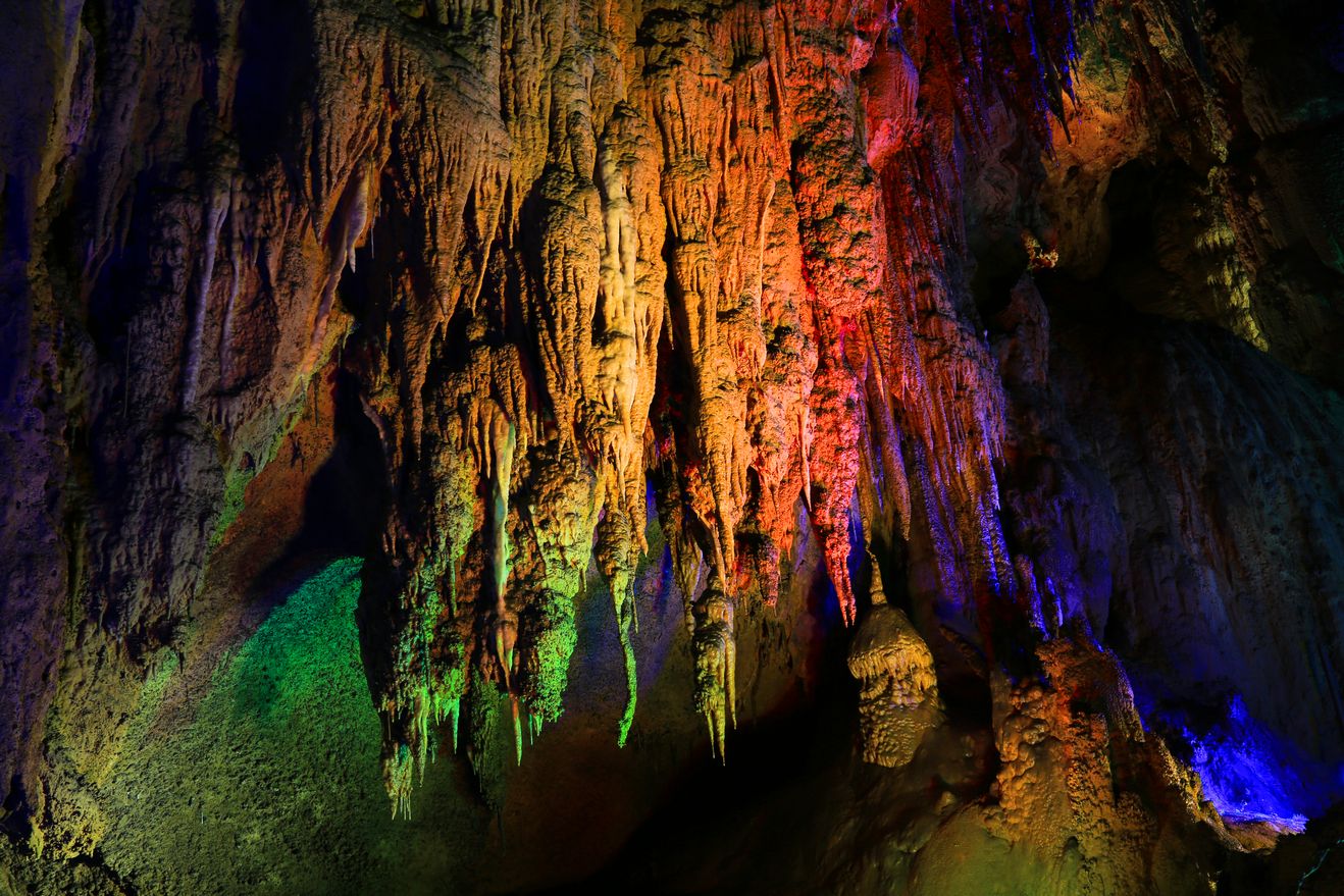 是我国已开发洞穴中科研价值最高、历史最悠久、最神奇的地下地质奇观，是大自然赋予的鬼斧神工的艺术宫殿。