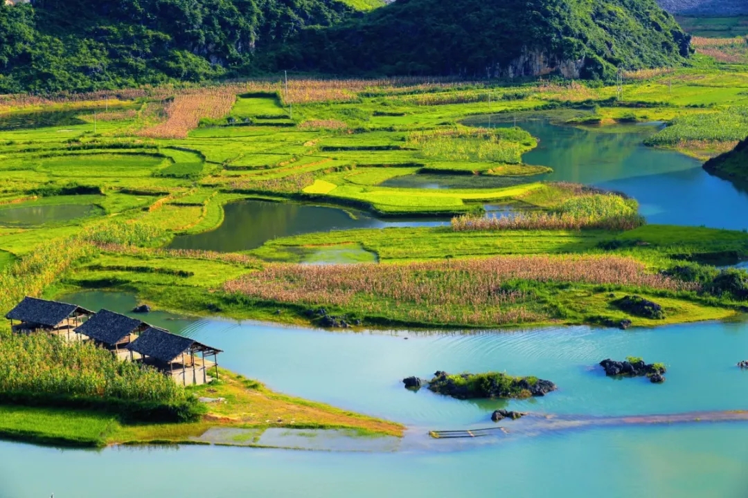 几平方公里的土地，青山环绕，绿树成荫，一座座屋舍田地，一条条小桥流水，静谧中透着安然。