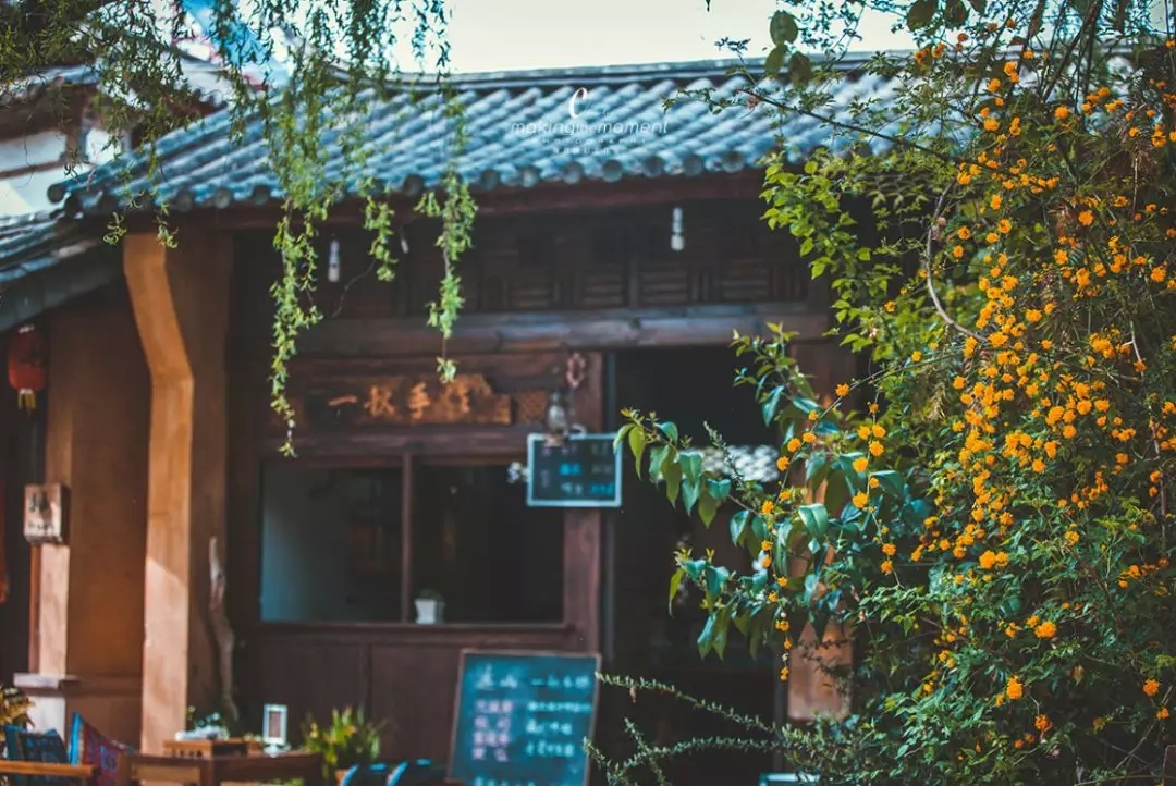 这是一个寻梦的地方，一个能让你静下心来，放慢时光的地方。它被称为20年前的丽江，漫步这里，那悠闲的时光也仿佛是一致的懒散和悠闲。