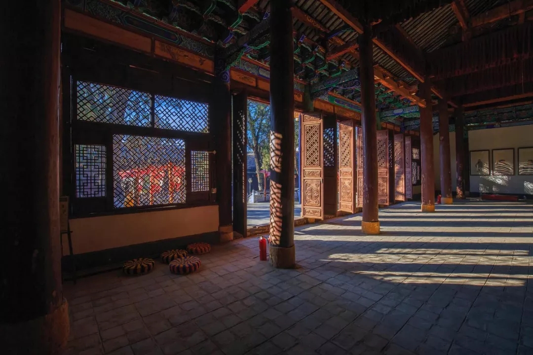 当你走进巍山古城，从早上到晚上，那百年不变的闲适和安宁，就仿佛扎根在了你的心田，诉说着一段又一段故事。