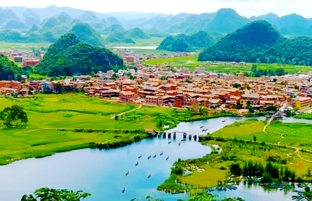 普者黑村隶属于云南省文山市丘北县，是一个较大的村落，只因《三生三世十里桃花》在那儿取了外景，才使得小村子一炮而红。
