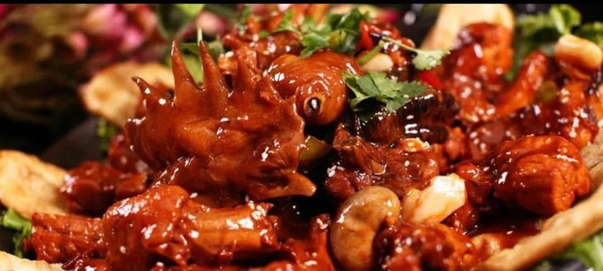 金鸡饭店
•招牌菜侃侃的鸡，肉质紧实，麻辣咸香，黑山羊汤锅是酸辣口味的菜，非常值得一试。

